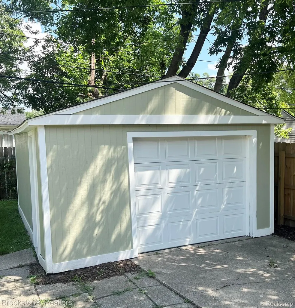 7069 Orchard Avenue Warren City MI 48091