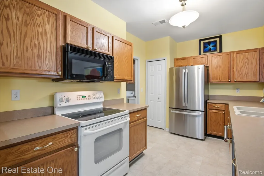 1828 Flagstone Circle Rochester City MI 48307