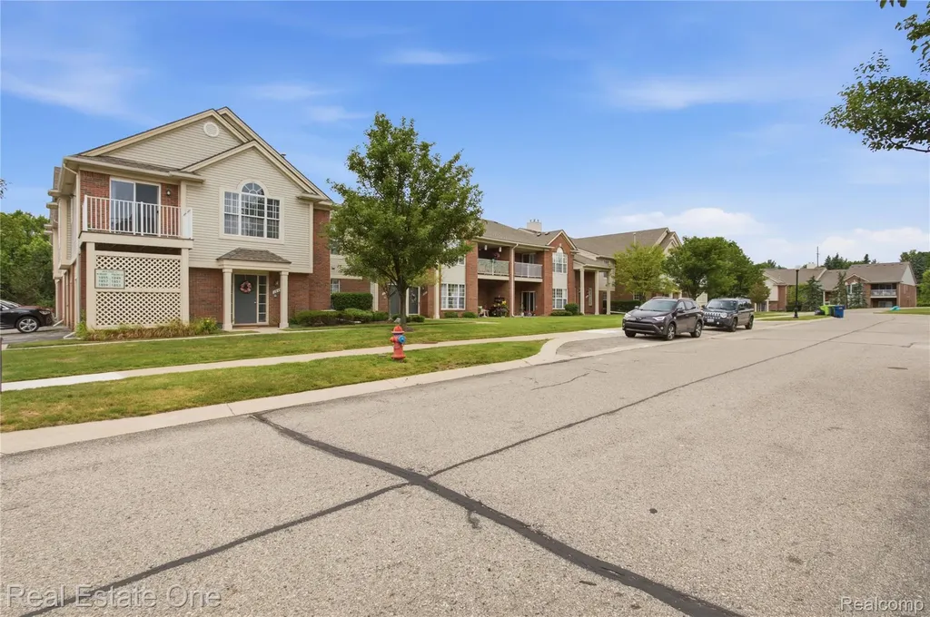 1828 Flagstone Circle Rochester City MI 48307