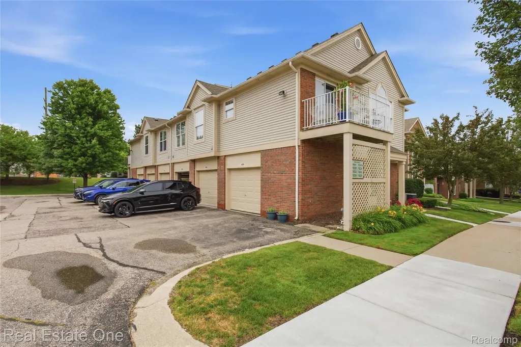 1828 Flagstone Circle Rochester City MI 48307