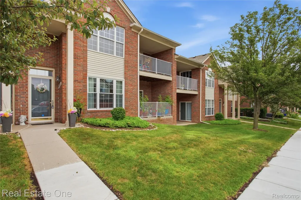 1828 Flagstone Circle Rochester City MI 48307