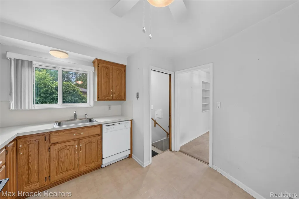 27659 Palmer Lane Madison Heights City MI 48071