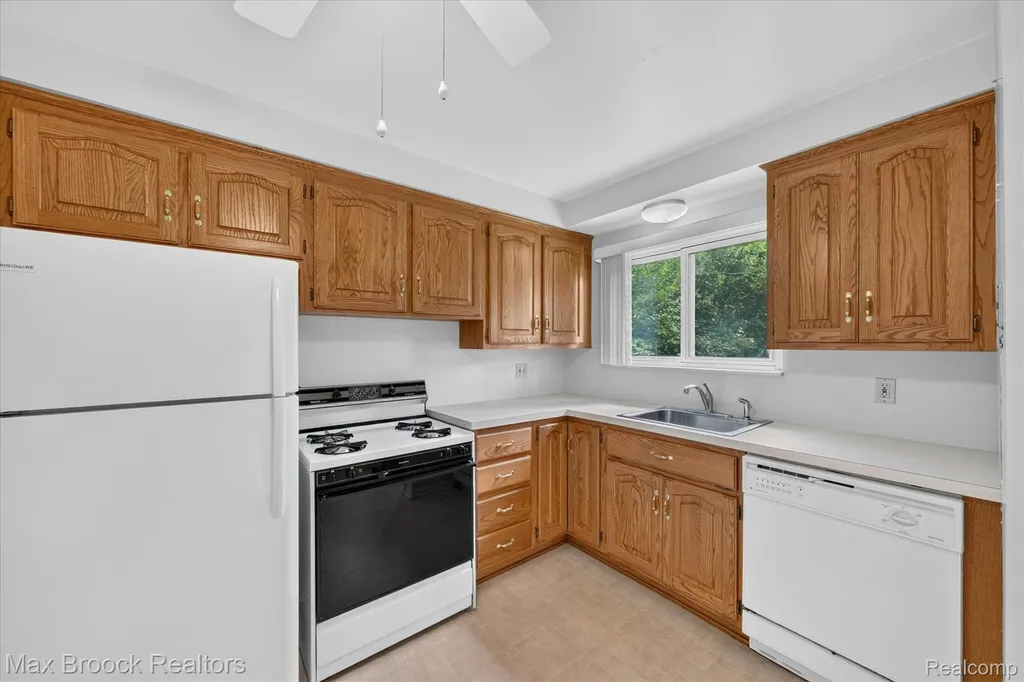 27659 Palmer Lane Madison Heights City MI 48071