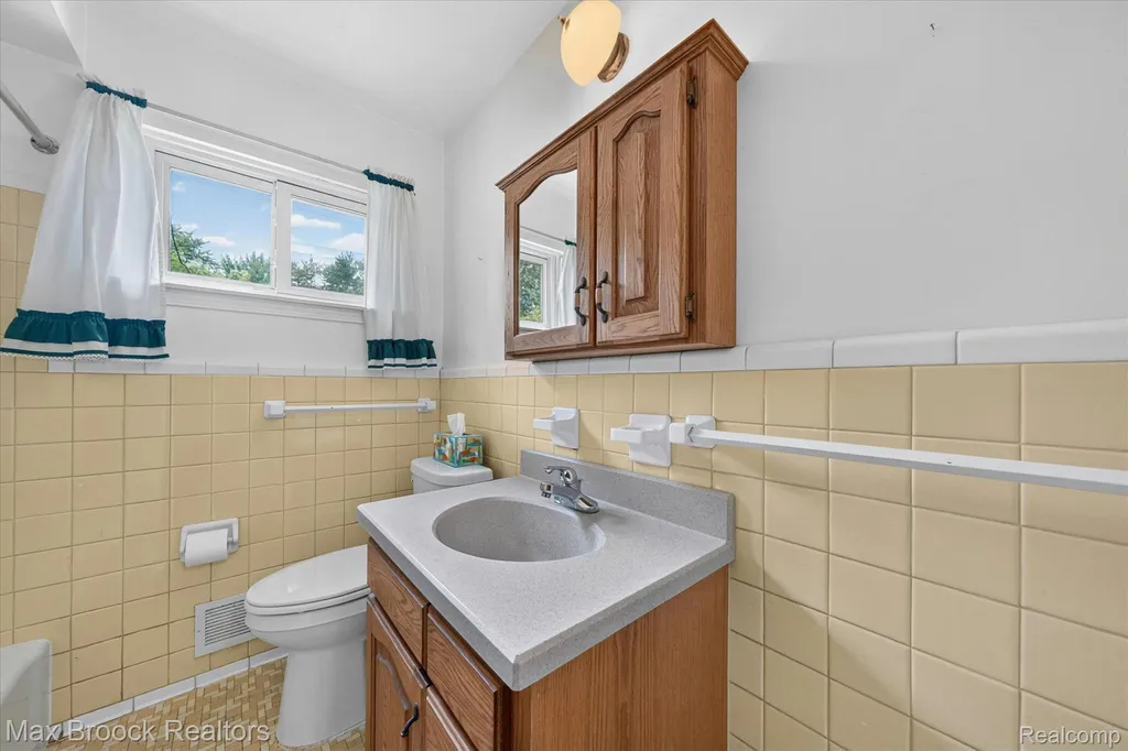 27659 Palmer Lane Madison Heights City MI 48071