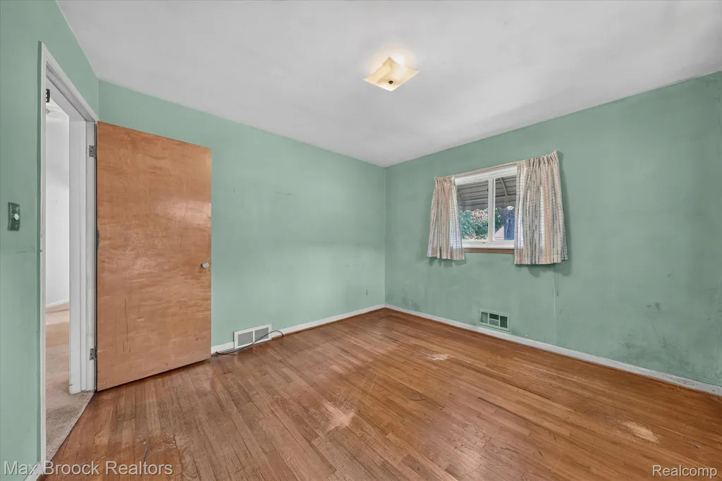 27659 Palmer Lane Madison Heights City MI 48071