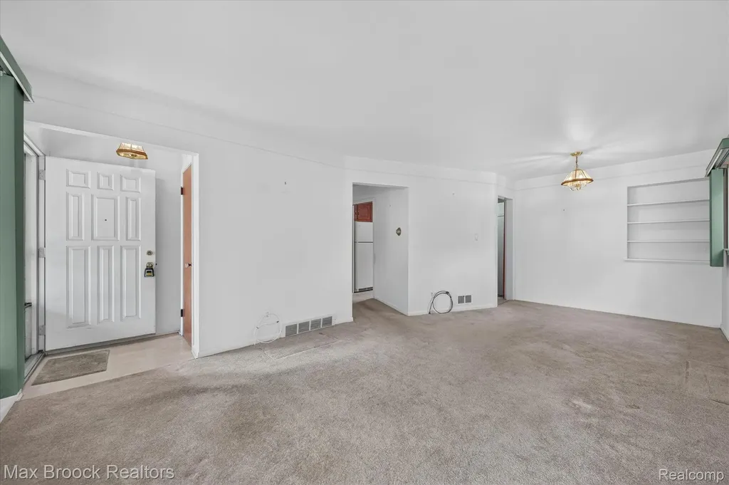 27659 Palmer Lane Madison Heights City MI 48071