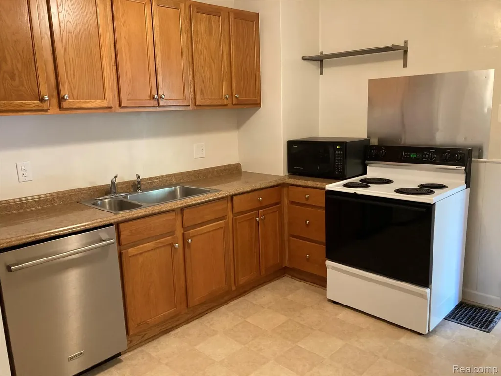 887 Saint Clair Lower Street Grosse Pointe City MI 48230