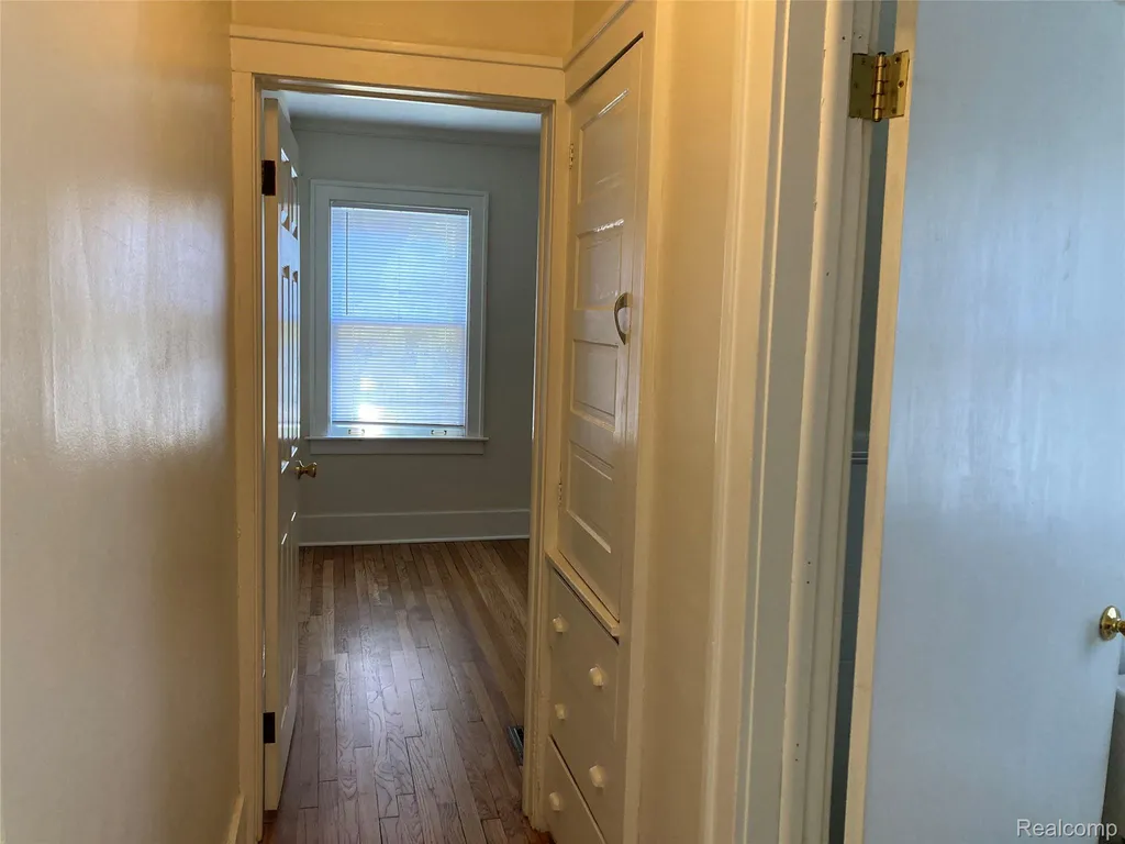 887 Saint Clair Lower Street Grosse Pointe City MI 48230