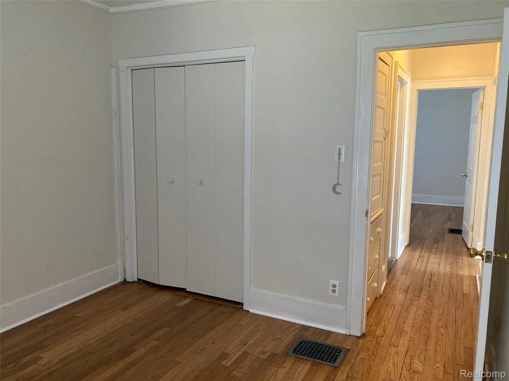 887 Saint Clair Lower Street Grosse Pointe City MI 48230