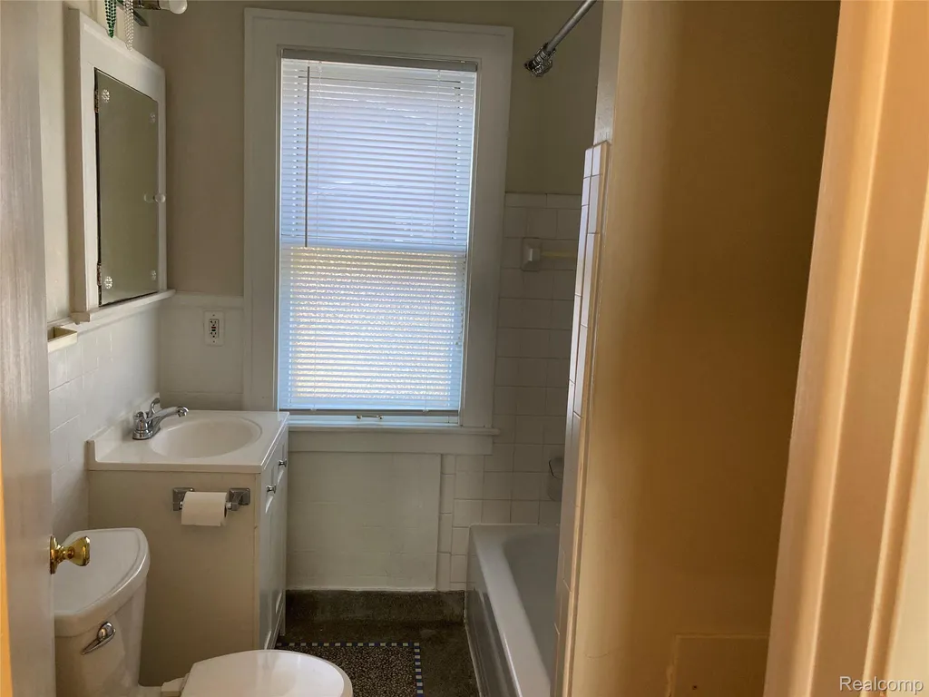 887 Saint Clair Lower Street Grosse Pointe City MI 48230