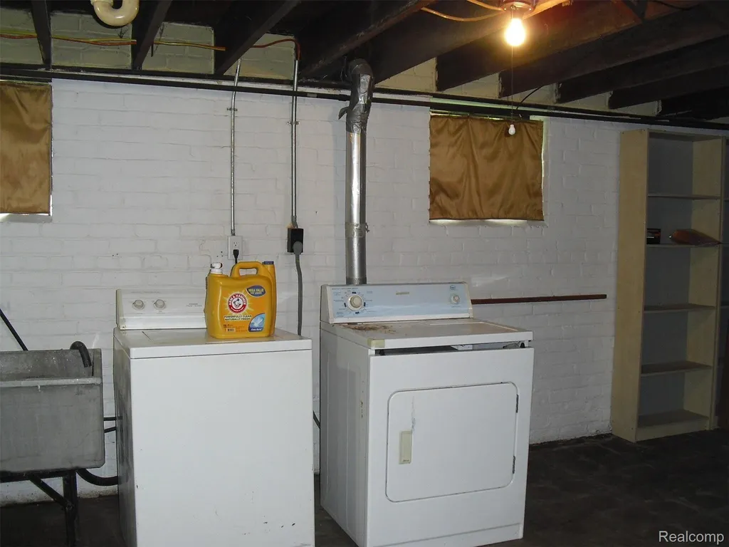 887 Saint Clair Lower Street Grosse Pointe City MI 48230