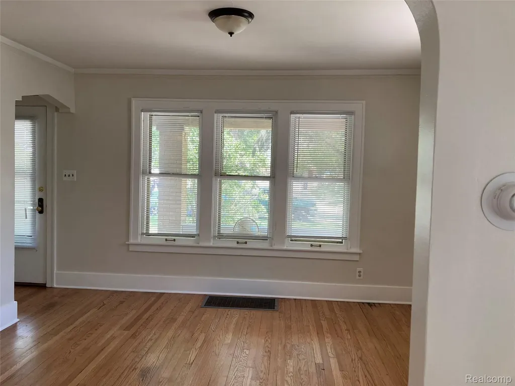 887 Saint Clair Lower Street Grosse Pointe City MI 48230