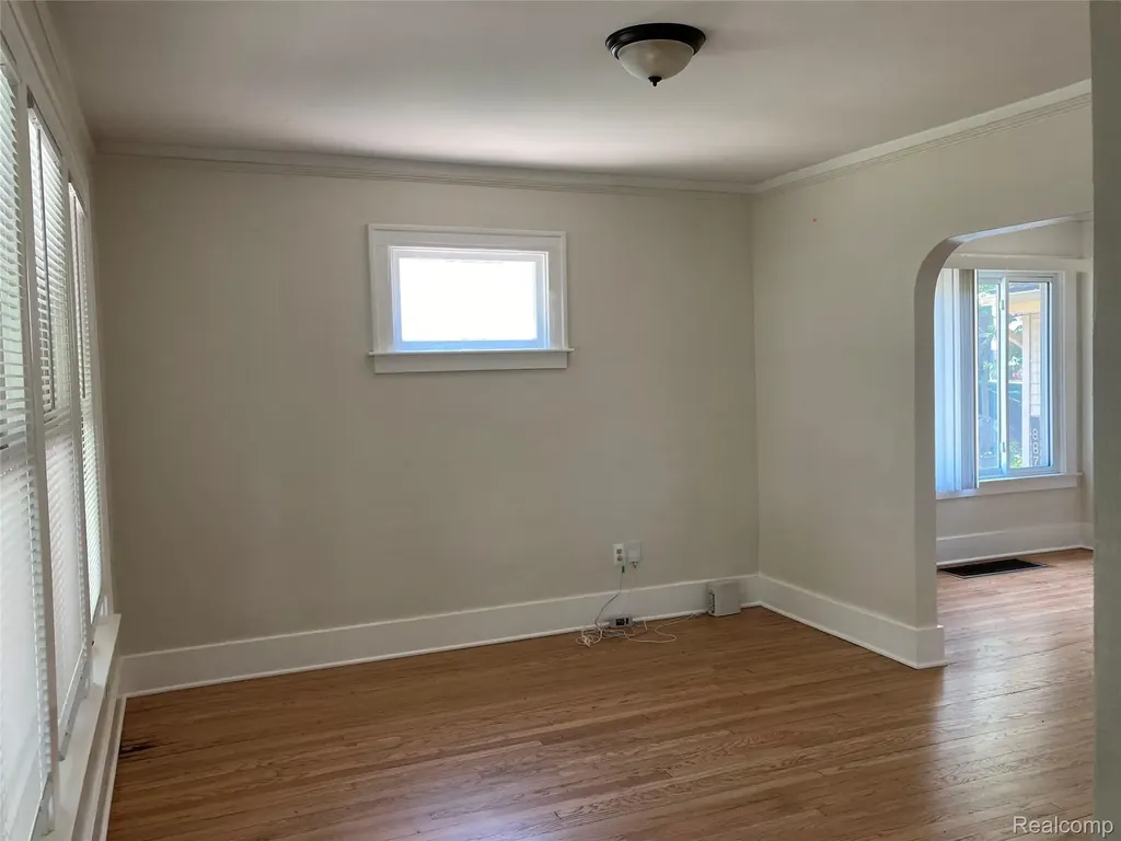 887 Saint Clair Lower Street Grosse Pointe City MI 48230