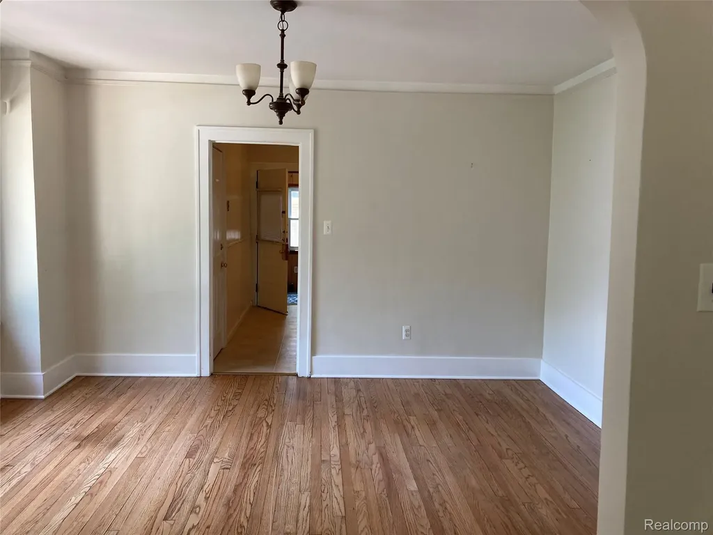 887 Saint Clair Lower Street Grosse Pointe City MI 48230