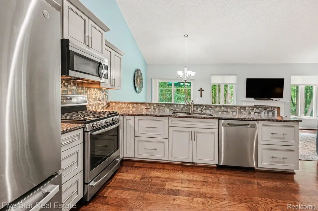 6838 Fox Lane Waterford Charter Township MI 48327