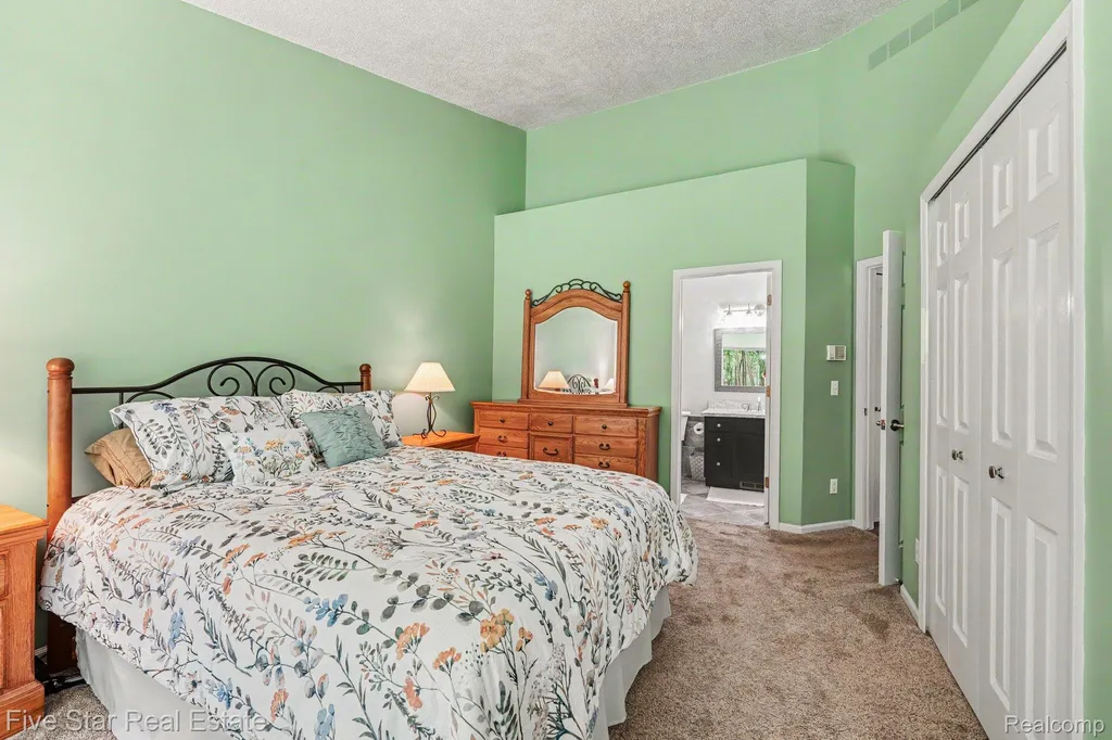 6838 Fox Lane Waterford Charter Township MI 48327