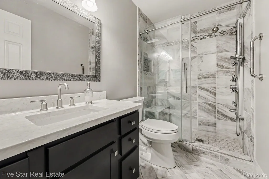 6838 Fox Lane Waterford Charter Township MI 48327