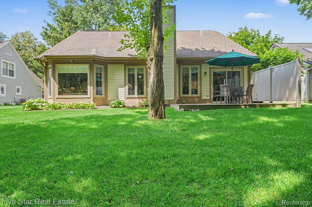 6838 Fox Lane Waterford Charter Township MI 48327