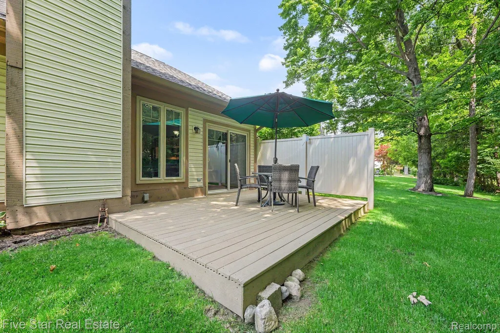 6838 Fox Lane Waterford Charter Township MI 48327