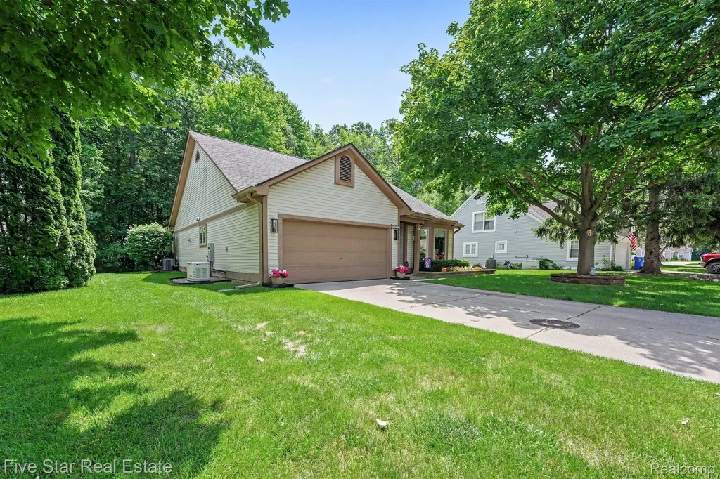 6838 Fox Lane Waterford Charter Township MI 48327
