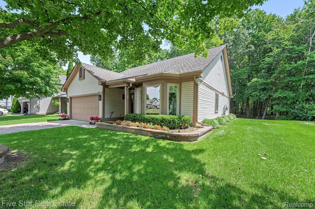6838 Fox Lane Waterford Charter Township MI 48327