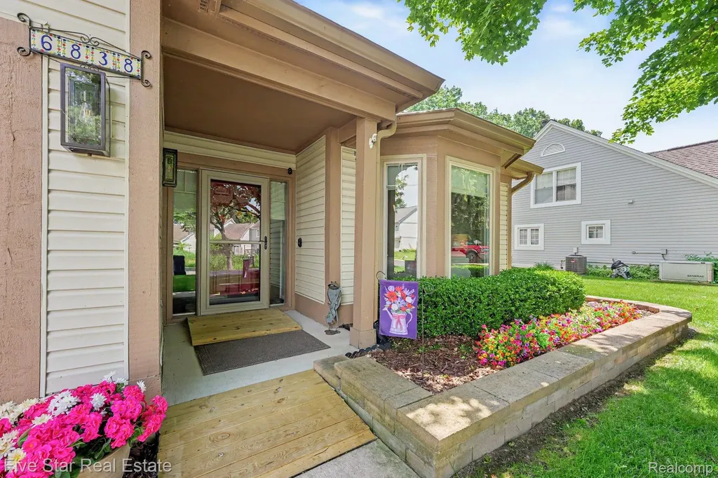6838 Fox Lane Waterford Charter Township MI 48327