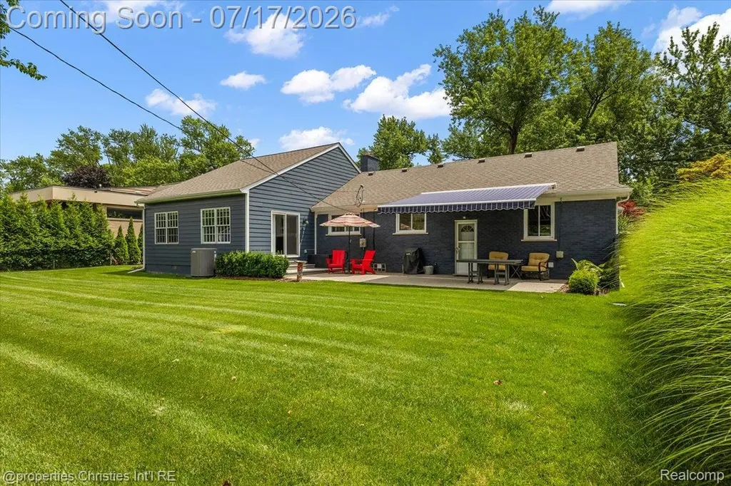 18244 Beverly Road Beverly Hills Village MI 48025