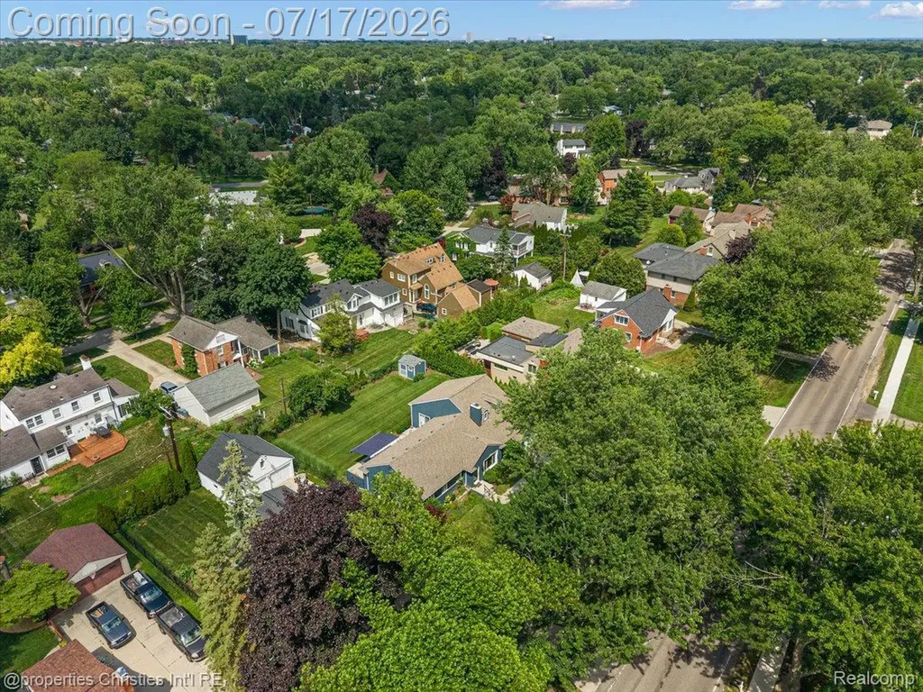 18244 Beverly Road Beverly Hills Village MI 48025