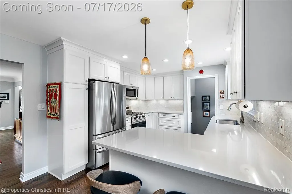 18244 Beverly Road Beverly Hills Village MI 48025