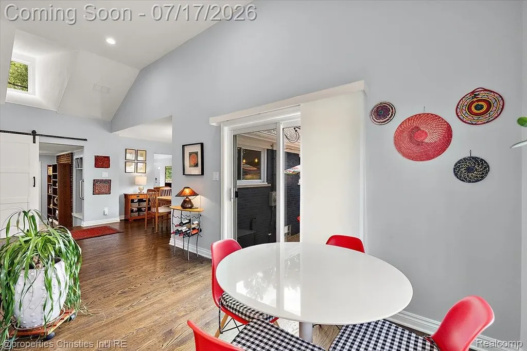 18244 Beverly Road Beverly Hills Village MI 48025