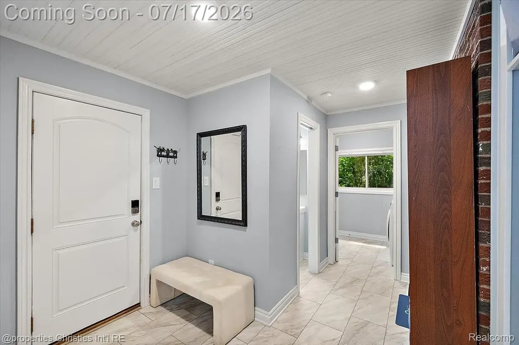 18244 Beverly Road Beverly Hills Village MI 48025