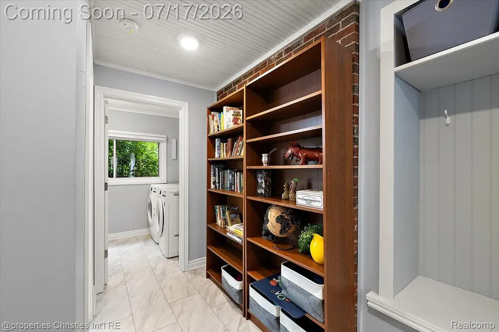 18244 Beverly Road Beverly Hills Village MI 48025