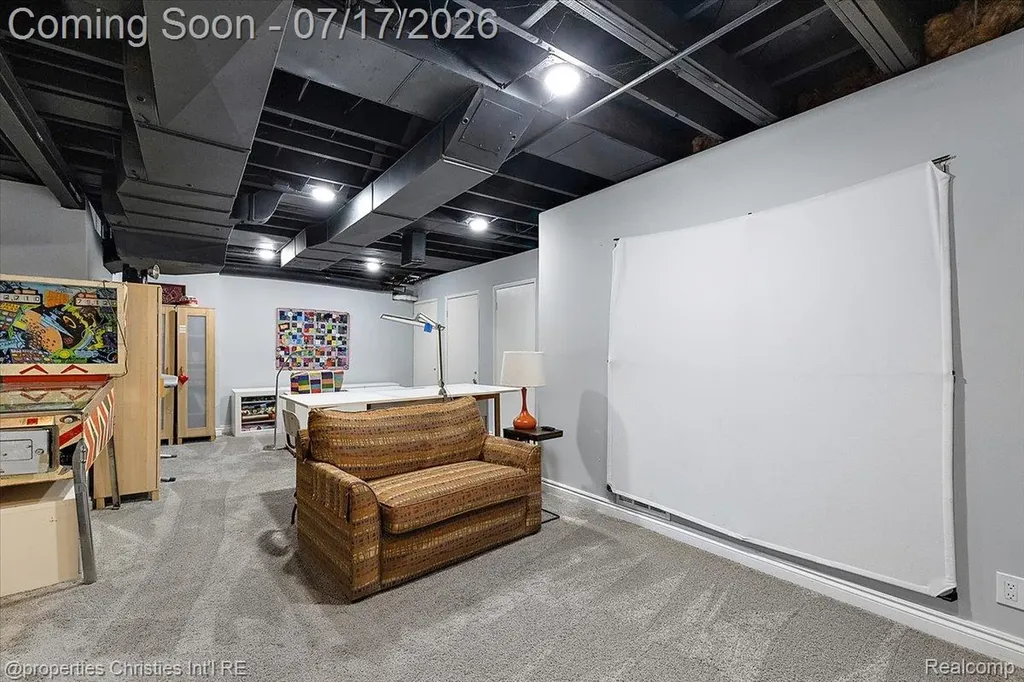 18244 Beverly Road Beverly Hills Village MI 48025