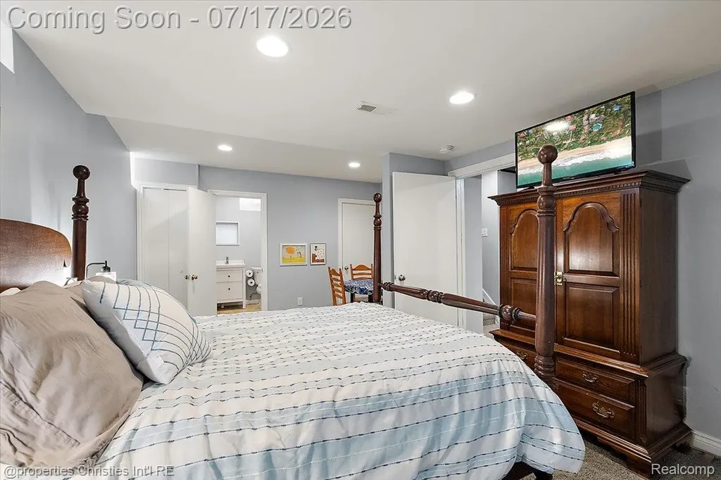 18244 Beverly Road Beverly Hills Village MI 48025