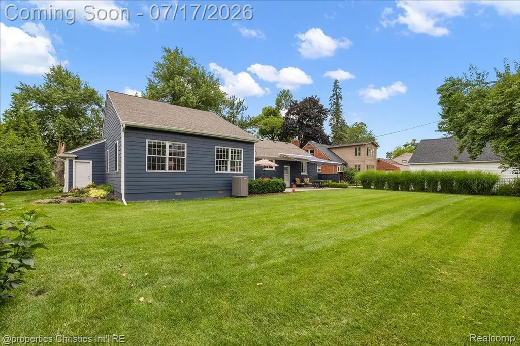 18244 Beverly Road Beverly Hills Village MI 48025
