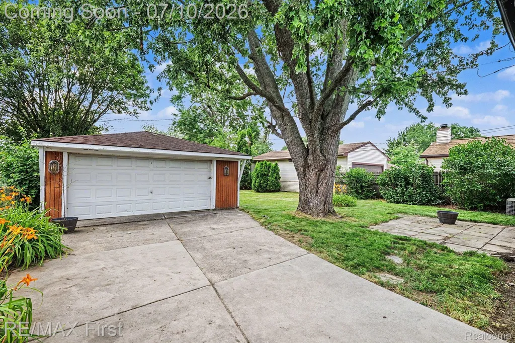 30631 Pinto Drive Warren City MI 48093
