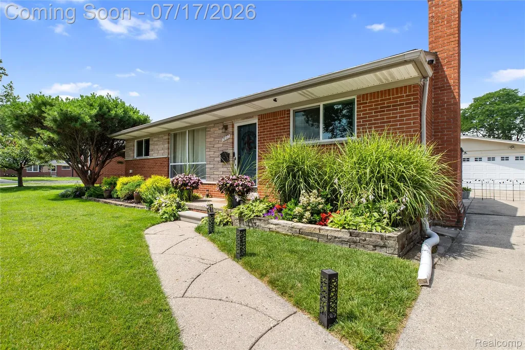 7837 Hugh Street Westland City MI 48185