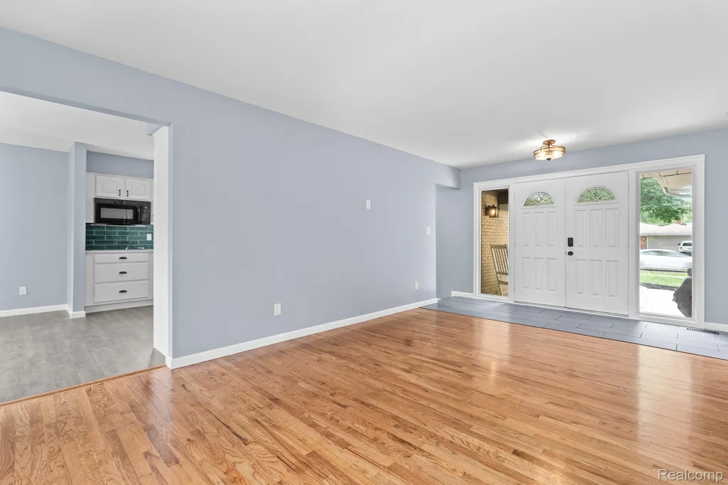 32969 Lyndon Street Livonia City MI 48154