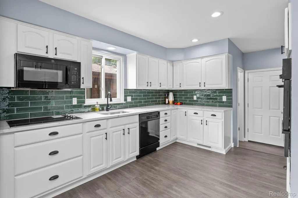 32969 Lyndon Street Livonia City MI 48154