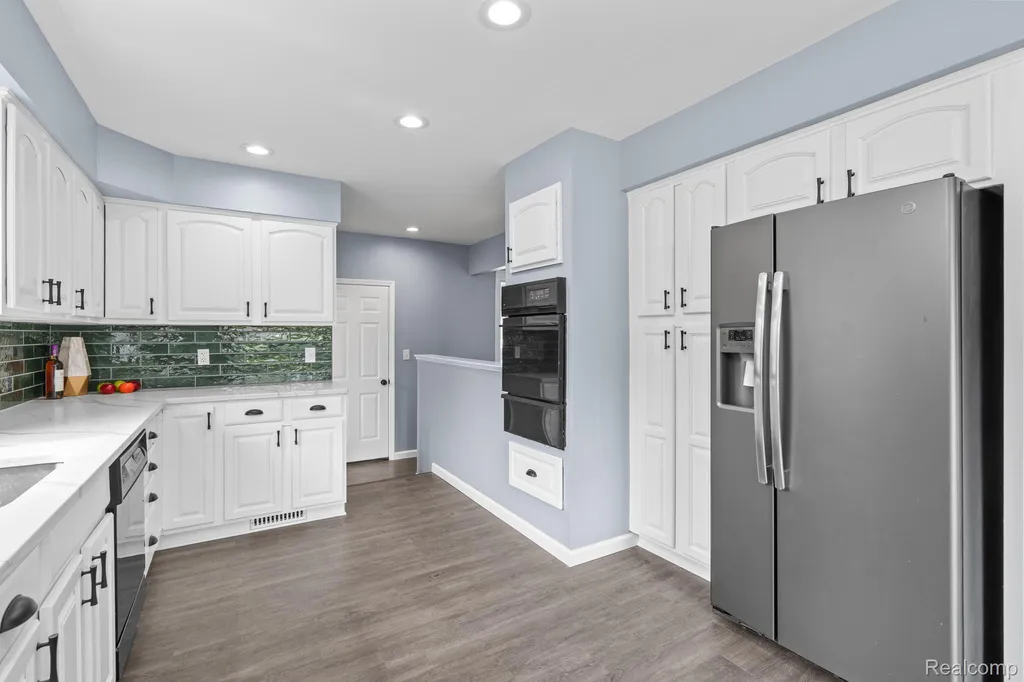 32969 Lyndon Street Livonia City MI 48154