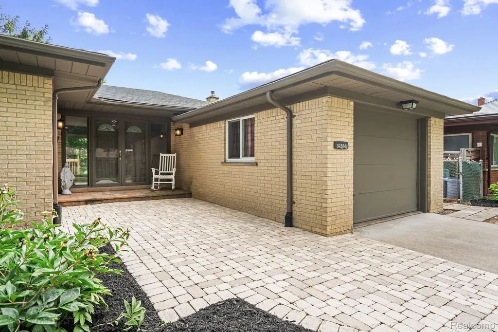 32969 Lyndon Street Livonia City MI 48154