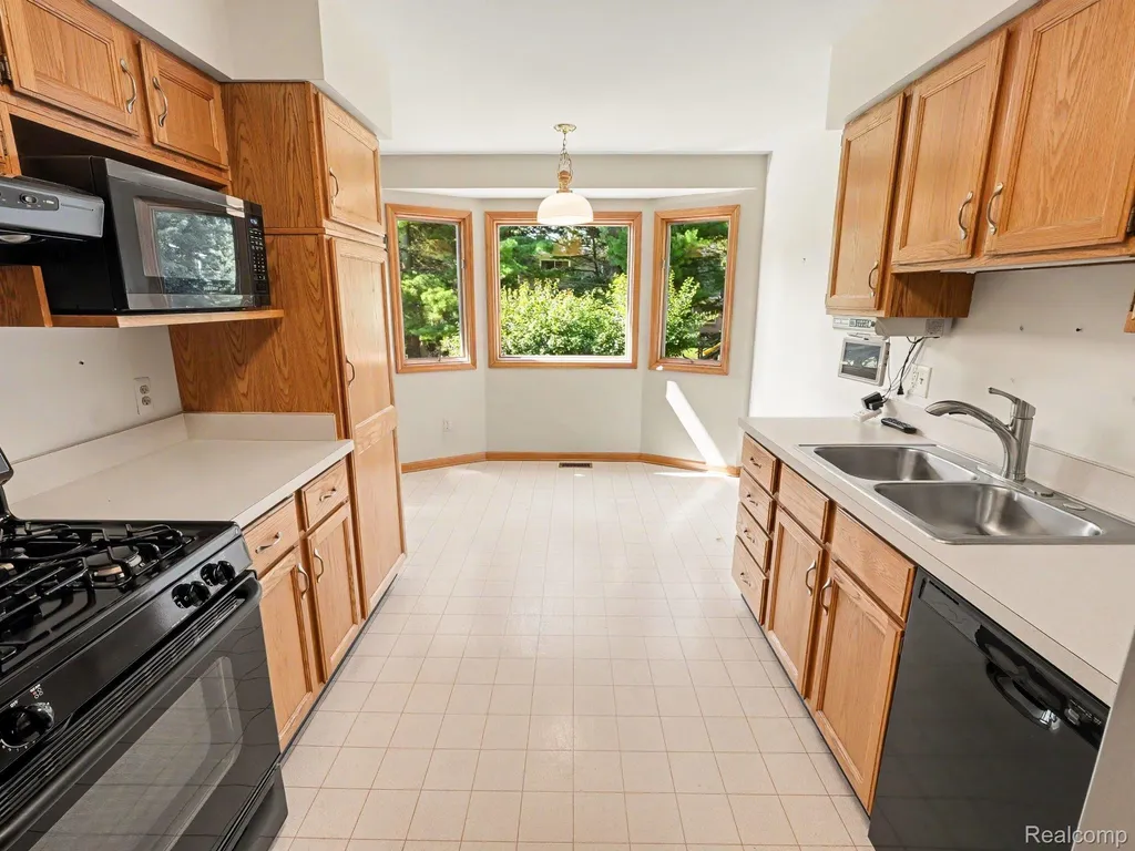 415 Bennington Court Saline City MI 48176