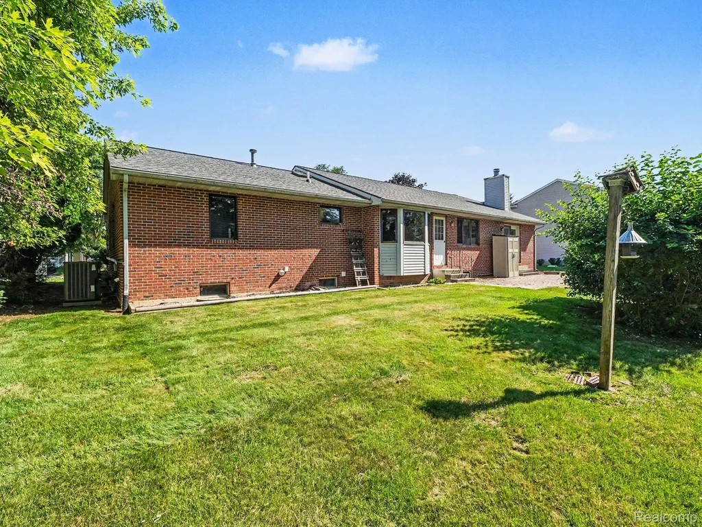 415 Bennington Court Saline City MI 48176