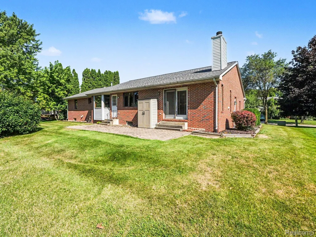 415 Bennington Court Saline City MI 48176