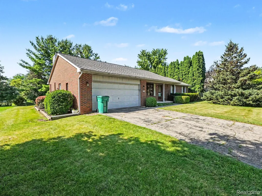 415 Bennington Court Saline City MI 48176