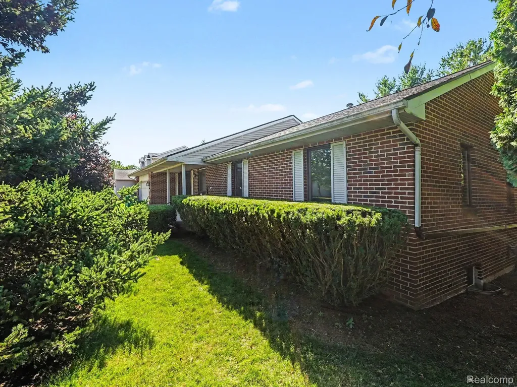 415 Bennington Court Saline City MI 48176