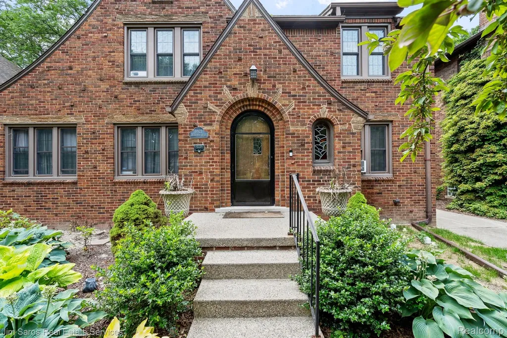 1421 Yorkshire Road Grosse Pointe Park City MI 48230