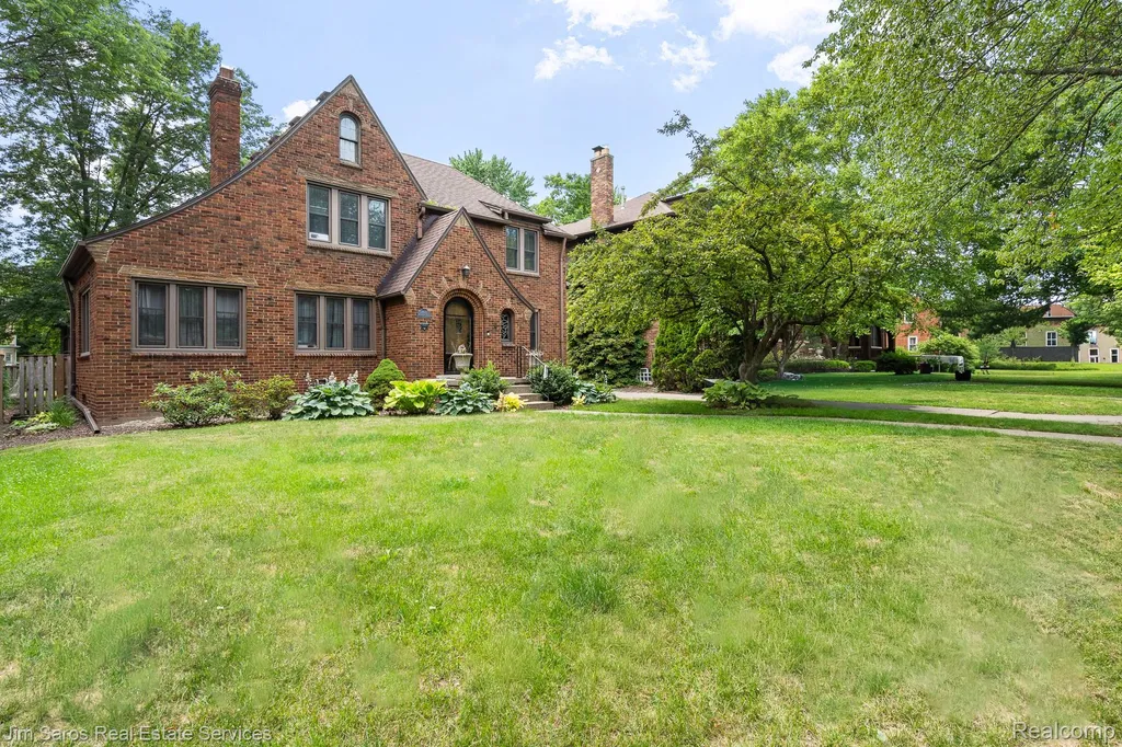 1421 Yorkshire Road Grosse Pointe Park City MI 48230