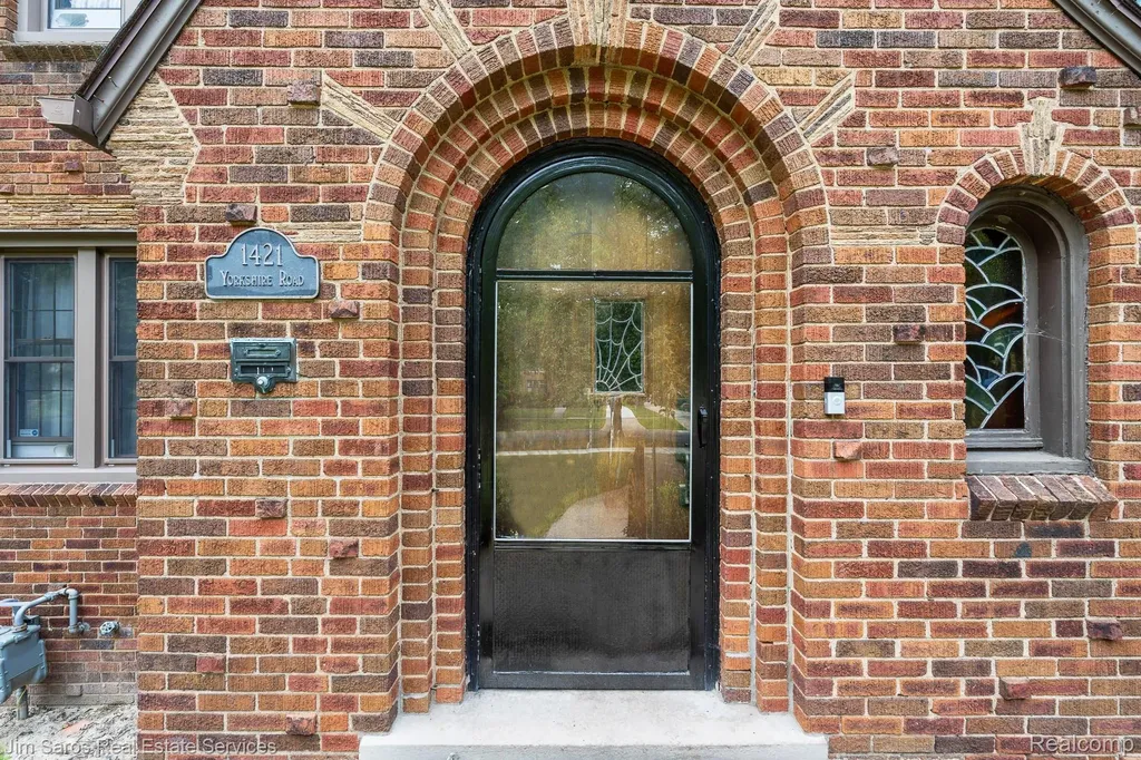 1421 Yorkshire Road Grosse Pointe Park City MI 48230