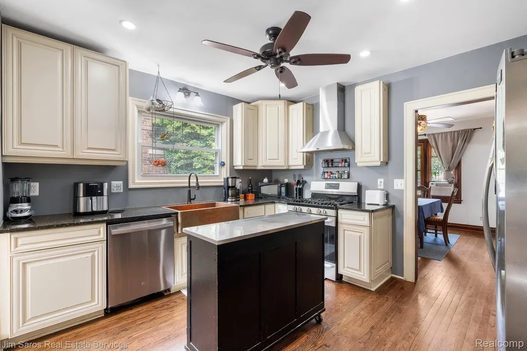 1421 Yorkshire Road Grosse Pointe Park City MI 48230